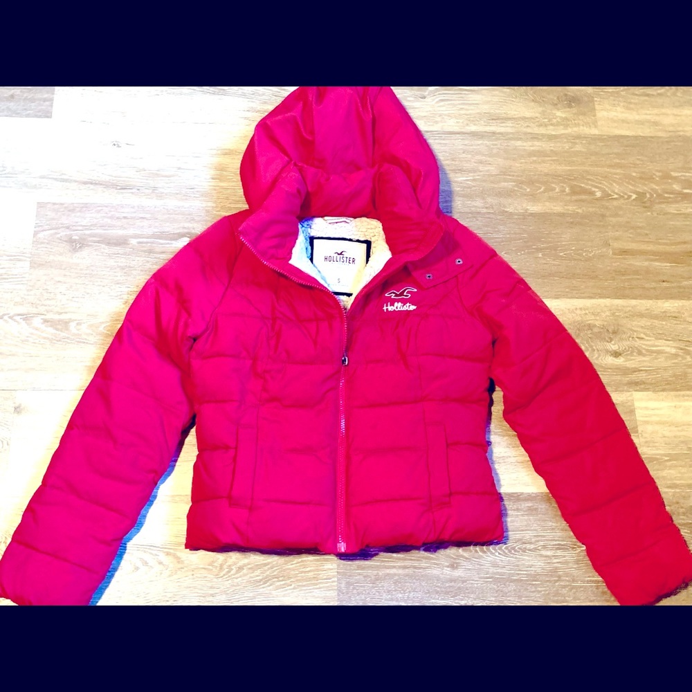 Pink Hollister Puffer Jacket with hood. Excellent condition. Size small.